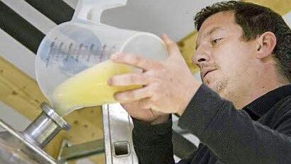 Christian Zehender bei der Hefezugabe am 3600-Liter-Edelstahltank.