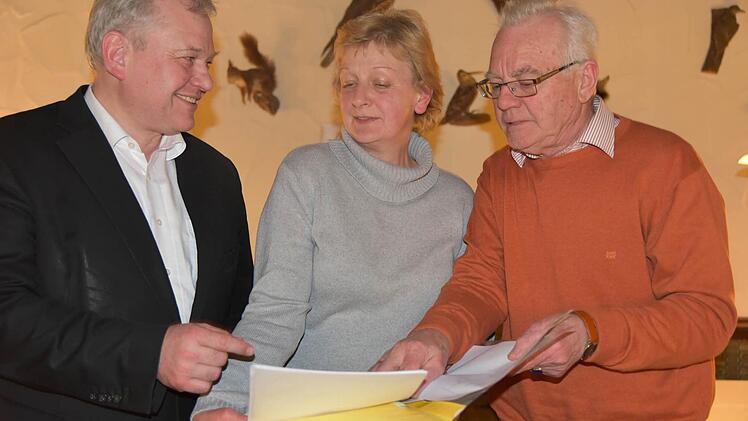 Bei der Hauptversammlung des FDP-Kreisverbandes Coburg Land wurde intensiv diskutiert, zum Beispiel über die Altenpflege; die FDP fordert eine Abschaffung der drei Pflegestufen (von links): Thomas Hacker, Roswitha Jäger und Peter Jacobi. Foto: Gabi Arnold