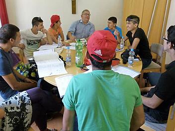 Die Schüler haben Vertrauen zu ihrem Lehrer Wolfgang Metzner (hinten Mitte) gefasst, der ihnen die Grundlagen der deutschen Sprache beibringt. Fotos: Marion Krüger-Hundrup