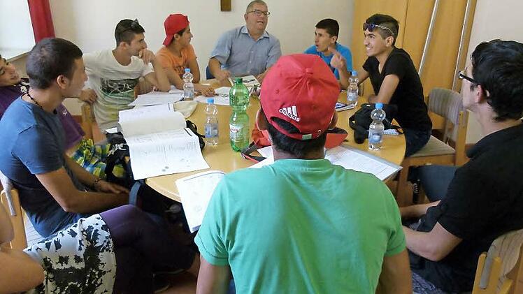 Die Schüler haben Vertrauen zu ihrem Lehrer Wolfgang Metzner (hinten Mitte) gefasst, der ihnen die Grundlagen der deutschen Sprache beibringt. Fotos: Marion Krüger-Hundrup