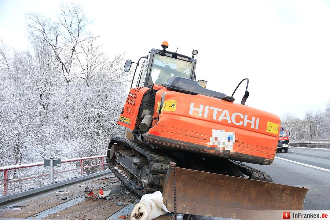 Lkw-Unfall auf A70: Bagger kippt auf Fahrbahn