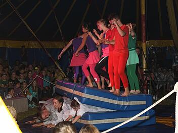Bunt und dynamisch war der Auftritt der jungen Artistinnen des Zirkus Schnauz. Fotos: Carmen Schwind