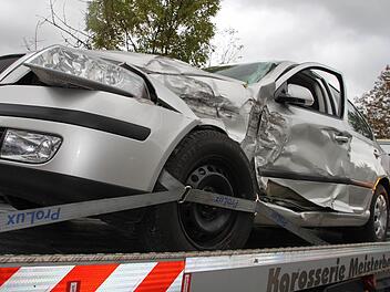 Die Polizei Lichtenfels schätzt den Schaden am Skoda als Totalschaden ein.  Foto: Sarah Stieranka