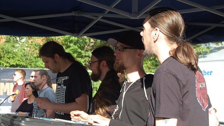 Der Co-Headliner Munarheim, heimische Vertreter des Genres Black Symphonic Folk Metal, bei der Abstimmung mit der Technikcrew am späten Nachmittag. Foto: Rolf Krebs