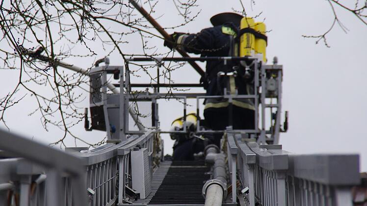 Die Feuerwehr beim Einsatz am Seelacher Berg. Foto: Marco Meißner