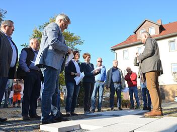 Aus hellem Stein in zwei Sorten soll der künftige Belag des Marktplatzes gemacht werden. Welcher Stein an welcher Stelle Verwendung findet, muss noch endgültig entschieden werden.