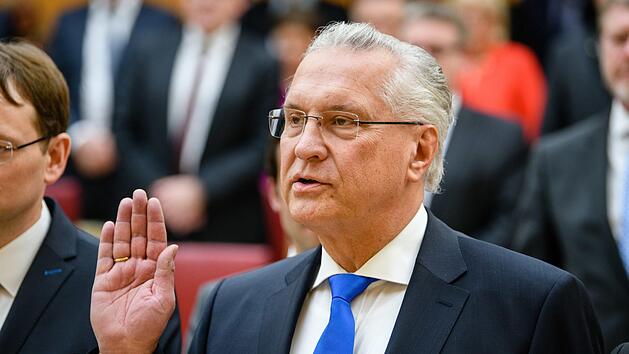 F&uuml;r Bayerns Innenminister Joachim Herrmann war Sicherheit schon immer ein gro&szlig;es Thema. Jetzt hat er in N&uuml;rnberg N&auml;gel mit K&ouml;pfen gemacht. Foto: Matthias Balk/dpa