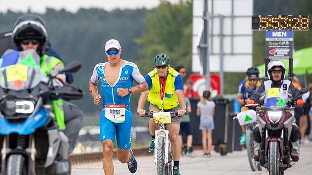 Ein Kameramotorrad vor der Nase und einen Kampfrichter im Nacken l&auml;uft Andreas Dreitz durch den Kanal-Hafen von Roth.