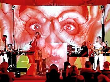 Die Band "Klangfeder" bietet ein multimediales Musikspektakel.