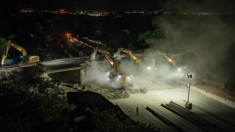 N&auml;chtlicher Mega-Abriss von A70-Br&uuml;cke: 2.000 Tonnen Beton dem Erdboden gleichgemacht