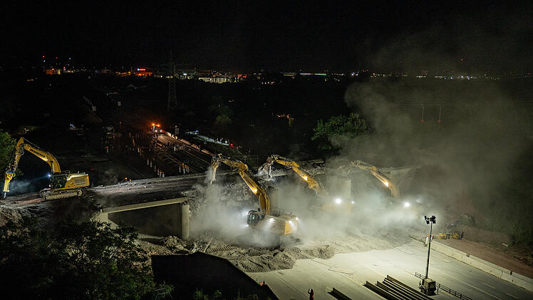 N&auml;chtlicher Mega-Abriss von A70-Br&uuml;cke: 2.000 Tonnen Beton dem Erdboden gleichgemacht