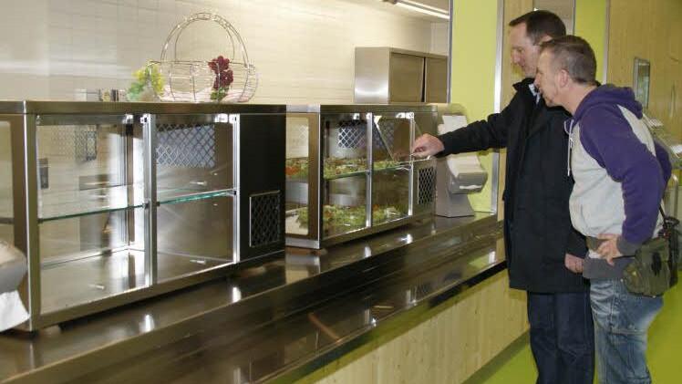 Bürgermeister Michael Ziegler (links) mit Hausmeister Reiner Reitz kurz vor der Mensa-Eröffnung