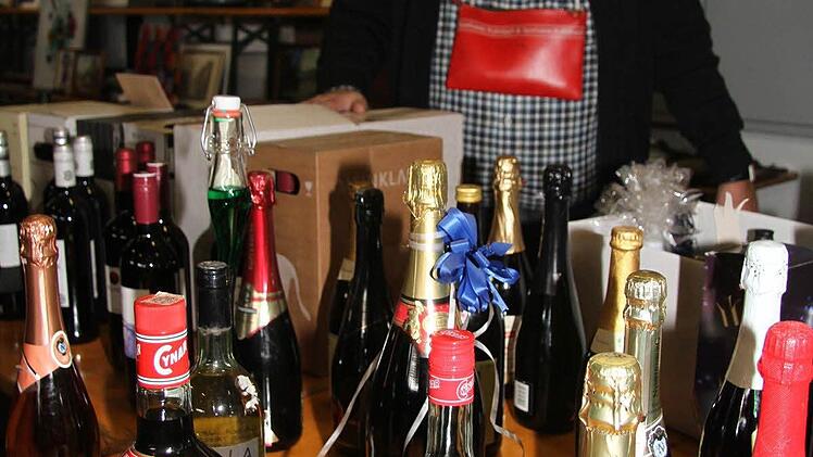Sekt, Wein und Kunst alle Art brachte der ehemalige Chef des Fritz-Einkaufszentrums, Werner Schiffgen, an den Mann und an die Frau. Eine namhafte Getränkefirma hat die Lionsmitglieder unterstützt und hochwertige Waren zur Verfügung gestellt