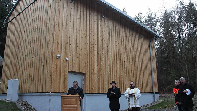 Der 427 500 Euro teure Hochbehälter in Baiersdorf wurde am Dienstag seiner offiziellen Bestimmung übergeben. An der kleinen Feier nahmen teil (von links) Bürgermeister Robert Hümmer, die beiden Pfarrer Jürgen Rix und Kosma Rejmer, Wassermeister Joachim Wilde von der Firma Südwasser und Diplom-Ingenieur Ralf Büntig vom Ingenieurbüro USS Consult. Foto: Stephan Stöckel