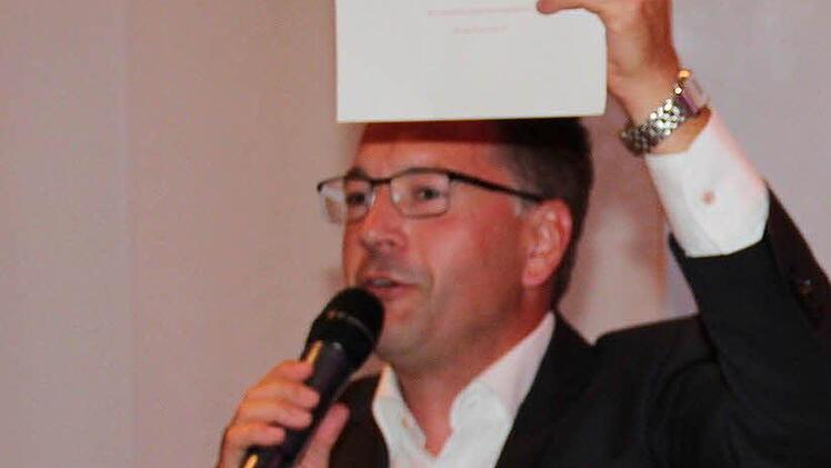 Bürgermeister Karsten Fischkal bei seinen Glückwünschen.