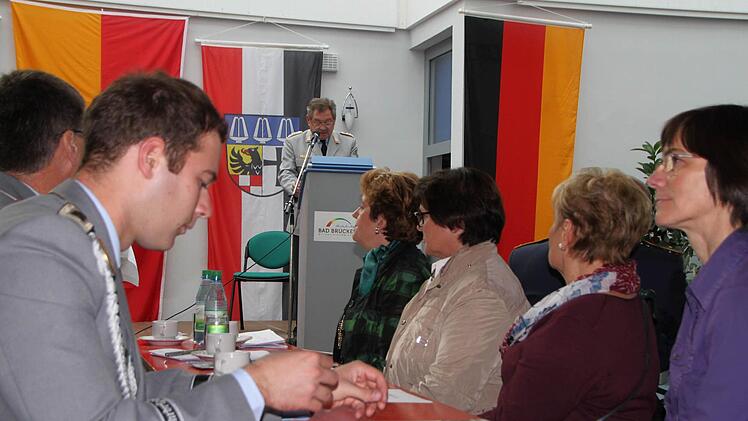 Unter den Ehrengästen sitzen auch Sonja Leitsch (rechts) und ihr Sohn Matthias. Foto: Ulrike Müller