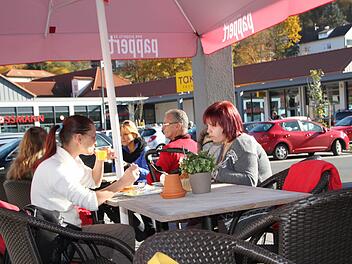 Selbst Anfang November sitzen noch Gäste draußen vor der Pappert-Filiale im Fachmarktzentrum und genießen die Herbstsonne. Foto: Ulrike Müller