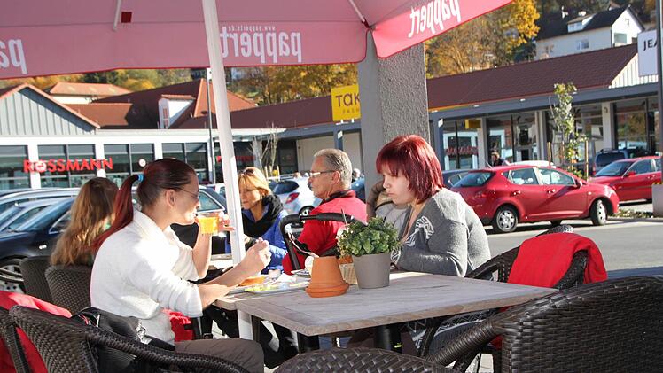 Selbst Anfang November sitzen noch Gäste draußen vor der Pappert-Filiale im Fachmarktzentrum und genießen die Herbstsonne. Foto: Ulrike Müller