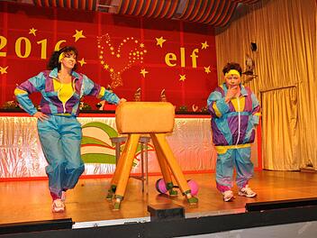 Karin Nöth und Hildegard Bretscher stehen seit 10 Jahren zusammen beim TSV-Fasching in Rannungen auf der Bühne und begaben sich in diesem Jahr ins Fitnessstudio. Foto: Daniel Wiener