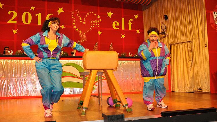Karin Nöth und Hildegard Bretscher stehen seit 10 Jahren zusammen beim TSV-Fasching in Rannungen auf der Bühne und begaben sich in diesem Jahr ins Fitnessstudio. Foto: Daniel Wiener