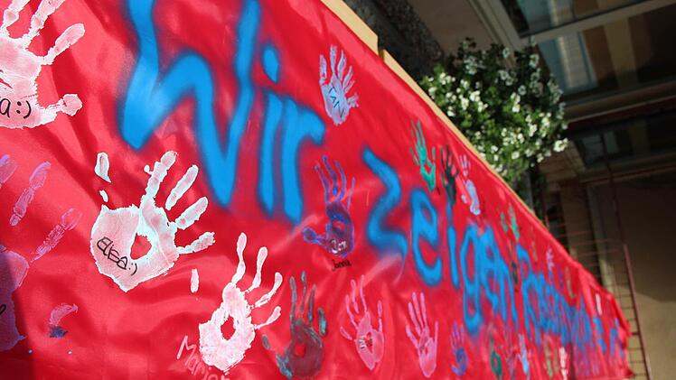 Nach dem Spiel zeigten alle Jugendlichen mit ihren Handabdrücken auf einem roten Banner, dass sie dem Rassismus in Hammelburg keine Chance bieten. Foto: Wiesner