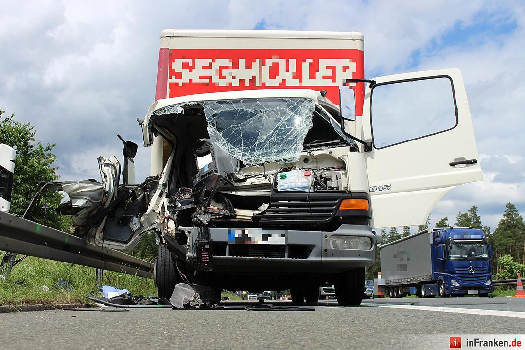 Kleinlaster fährt auf Lkw auf