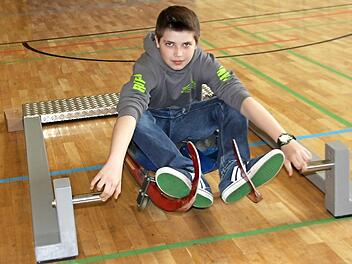 Der 14-jährige Christopher Knauer ist glücklich über den Startblock fürs Rodeltraining.  Foto: Veronika Schadeck