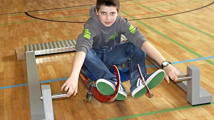 Der 14-jährige Christopher Knauer ist glücklich über den Startblock fürs Rodeltraining.  Foto: Veronika Schadeck