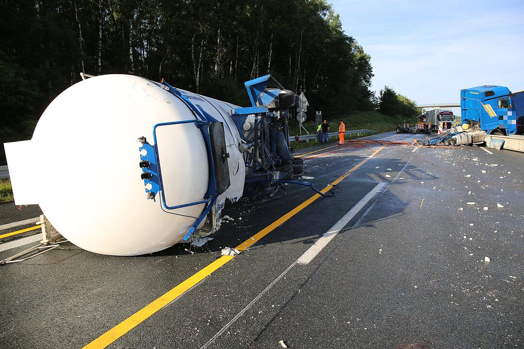 Unfall auf A9: Sattelzug prallt gegen Baustelle