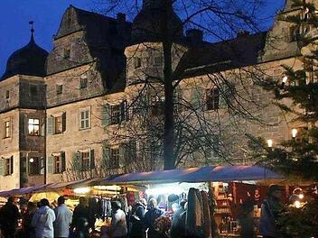 Der Weihnachtsmarkt in Mitwitz lockt alle Jahre viele Besucher an.  Foto: Archiv/Herbert Fischer