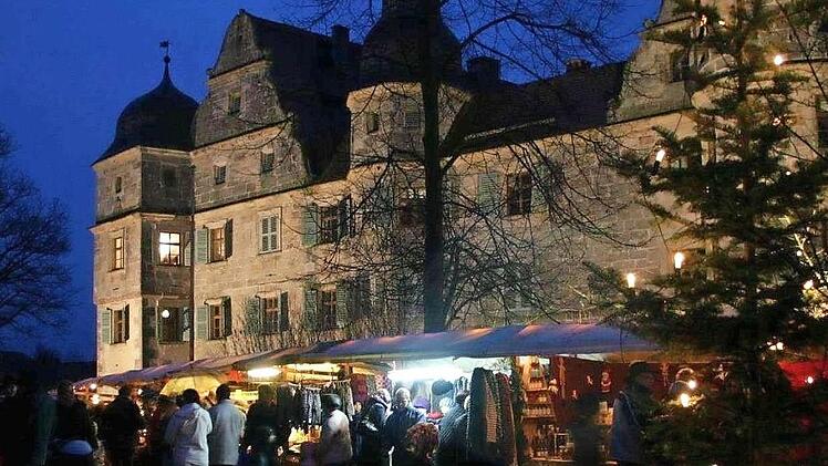 Der Weihnachtsmarkt in Mitwitz lockt alle Jahre viele Besucher an.  Foto: Archiv/Herbert Fischer