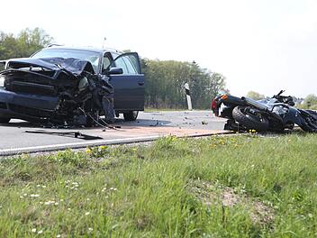 Bei einem Frontalzusammensto&szlig; bei He&szlig;dorf im Kreis Erlangen-H&ouml;chstadt kam am Sonntag ein Motorradfahrer ums Leben. Foto: NEWS5 / Herse