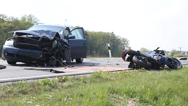 Bei einem Frontalzusammensto&szlig; bei He&szlig;dorf im Kreis Erlangen-H&ouml;chstadt kam am Sonntag ein Motorradfahrer ums Leben. Foto: NEWS5 / Herse
