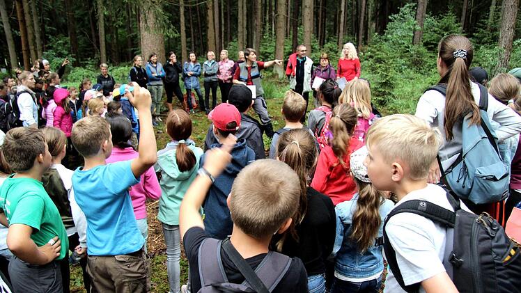Schüler und Lehrer verbrachten einen Schultag im Wald.   Foto: Richard Sänger