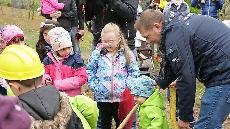 Die 2017er wollten gerne mithelfen. Fotos: Heike Reinersmann
