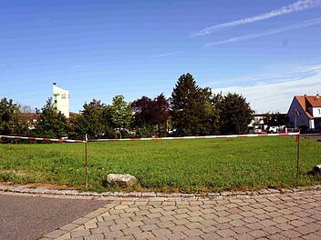 Nach Auffassung von Bürgermeister und Verwaltung soll die Grünfläche neben dem Verwaltungsgebäude erhalten bleiben und nicht Parkplätzen zum Opfer fallen.    Foto: Richard Sänger