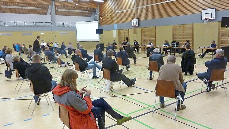 Wegen Corona fand die Bürgerversammlung in der Scheßlitzer Dreifachturnhalle statt. Foto: Joseph Beck