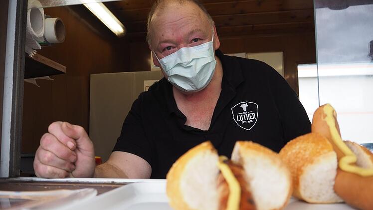 Bratwurstbrater Günter Georg ist froh, dass die Handwerksbetriebe nicht vom Lockdown betroffen sind . Er zählt viele Handwerker zu seinen Stammkunden.  Fotos: Cindy Dötschel