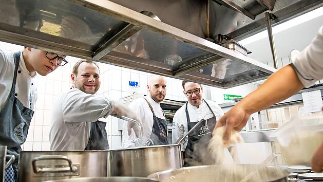 Fritz Striegel, Zacharias Dengler und Dominic Polster (v. r.) sind auch beim Finalabend "Cooking with friends" dabei.