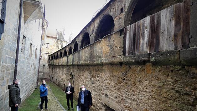 Offen bleibt derzeit als noch große Aufgabe die Sanierung und Nutzung der Kemenate. Das Bild zeigt von links Bürgermeister Martin Bernreuther, Architekt André Völk, Landrat Klaus Peter Söllner (auch Vorsitzender der Gräflich-Giech'schen Spitalstiftung) und Projektmanager Klaus Bodenschlägel.