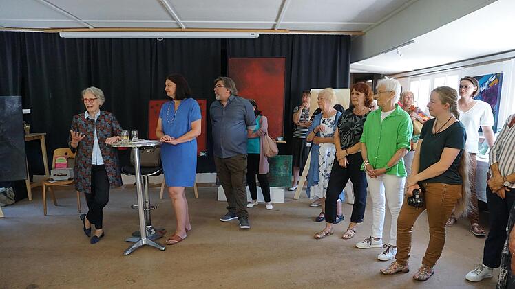 Ausstellungseröffnung im Kunstraum 19 in Bad Brückenau mit drei Künstlerinnen (von rechts) Leonie Eidel, Doris Beck und Andrea Schelbert. Eröffnet wurde die Ausstellung von Bezirksrätin Adelheid Zimmermann (links). Gastgeber sind Martina und Andre...