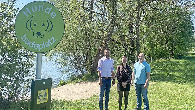 Bürgermeister Andreas Hügerich, Luisa Helm und Stefan Renner (v.l.) bei der neuen Hundebadestelle.