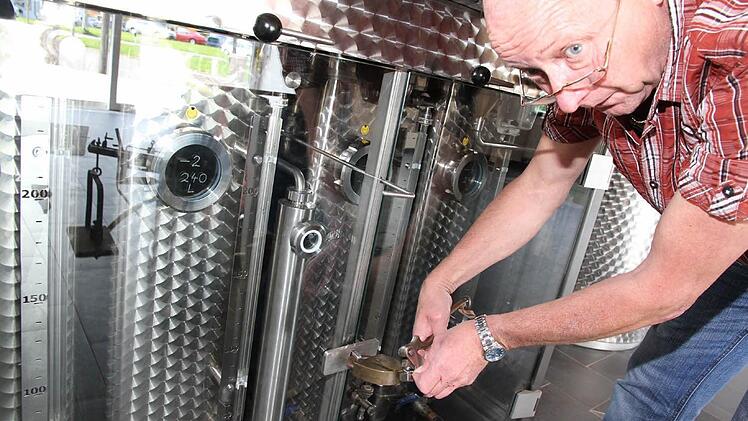 Ein Zollbeamter ermittelt den Alkoholgehalt des Rohbrands. Daran bemisst sich die Höhe der Branntweinsteuer.