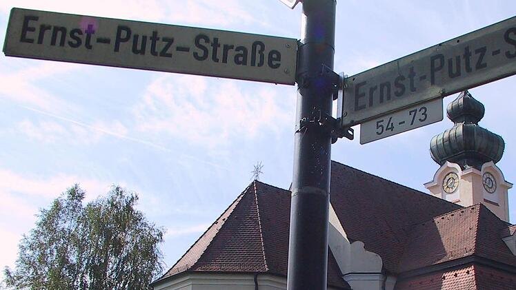 Die Ernst-Putz-Straße beginnt an der Marienkirche im Staatsbad.