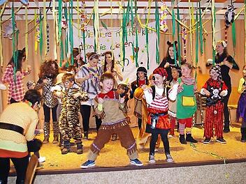 Die Kinder tanzten auf der Dschungelbühne. Die Mitglieder der Hesselbacher Jugendgruppe (hinten) zeigten, wie's geht.  Foto: Schülein
