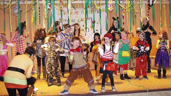 Die Kinder tanzten auf der Dschungelbühne. Die Mitglieder der Hesselbacher Jugendgruppe (hinten) zeigten, wie's geht.  Foto: Schülein