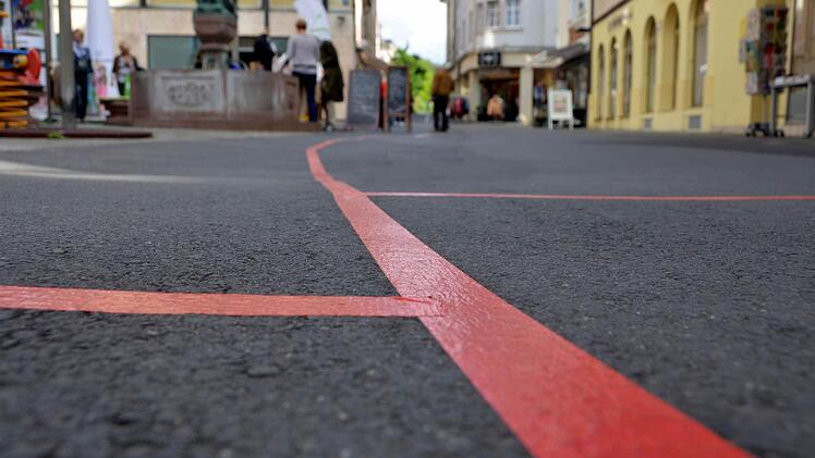 Das rote Band führte zu den geöffneten Geschäften.