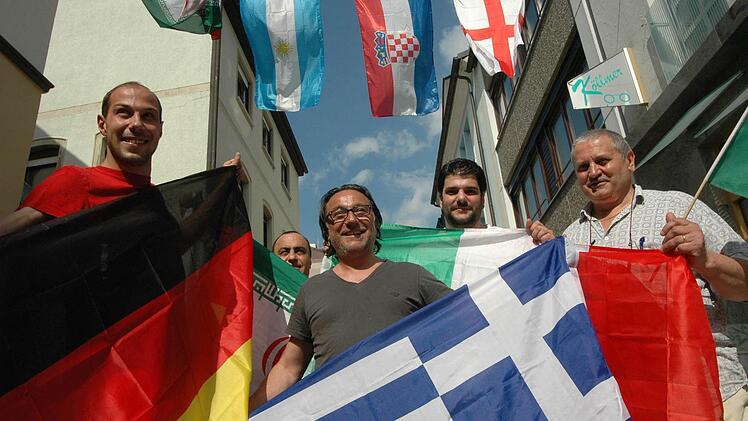 Zur König-Otto-Gasse wird die Grabengasse nicht mehr, aber Fanmeile für Public Viewing ist sie auch bei der jetzt gestarteten Fußball-Weltmeisterschaft.  Foto: Siegfried Farkas