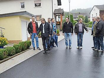 Sie freuen sich bei der Freigabe der Straße im Wohngebiet "Am Schwarzenbach" über die gelungen Baumaßnahme. Von links Stefan Urban (Kämmerer), Bürgermeister Rainer Detsch, Edi Solger (S.T.K.), Rainer Förtsch (Geschäftsleiter), Berthold Föhrkolb (S.T.K.), Günter Hempfling (Bauamtsleiter), Erich Müller (Ingenieurbüro SRP, Kronach), Bernhard Korkisch (S.T.K. Geschäftsführer)  Foto: Karl-Heinz Hofmann