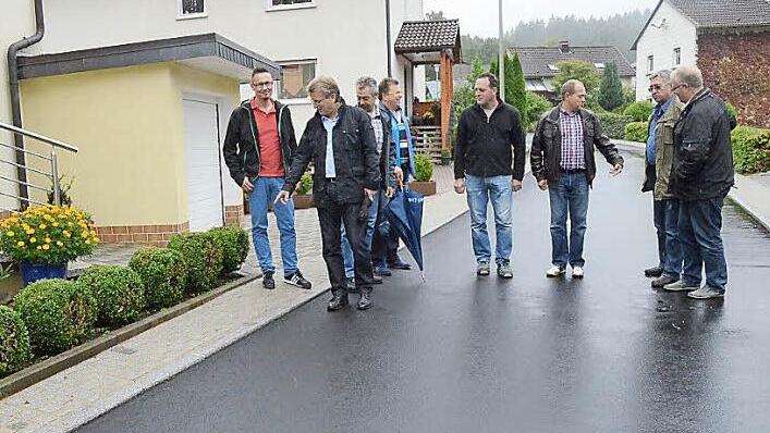 Sie freuen sich bei der Freigabe der Straße im Wohngebiet "Am Schwarzenbach" über die gelungen Baumaßnahme. Von links Stefan Urban (Kämmerer), Bürgermeister Rainer Detsch, Edi Solger (S.T.K.), Rainer Förtsch (Geschäftsleiter), Berthold Föhrkolb (S.T.K.), Günter Hempfling (Bauamtsleiter), Erich Müller (Ingenieurbüro SRP, Kronach), Bernhard Korkisch (S.T.K. Geschäftsführer)  Foto: Karl-Heinz Hofmann